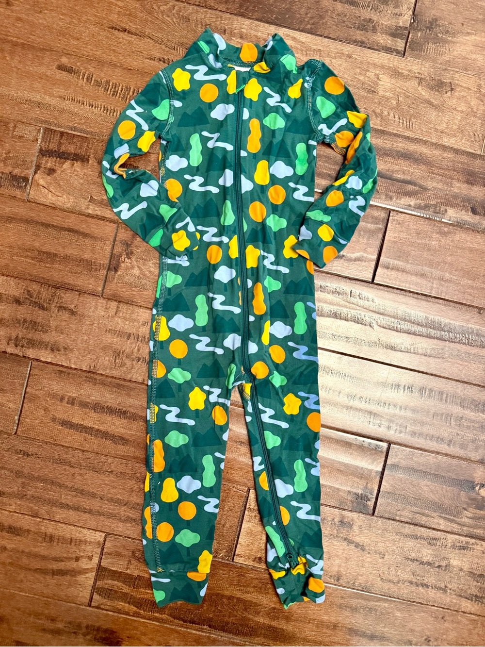 Hanna AnderssonGreen Printed Zip Front Footie Pajamas with Yellow Accents